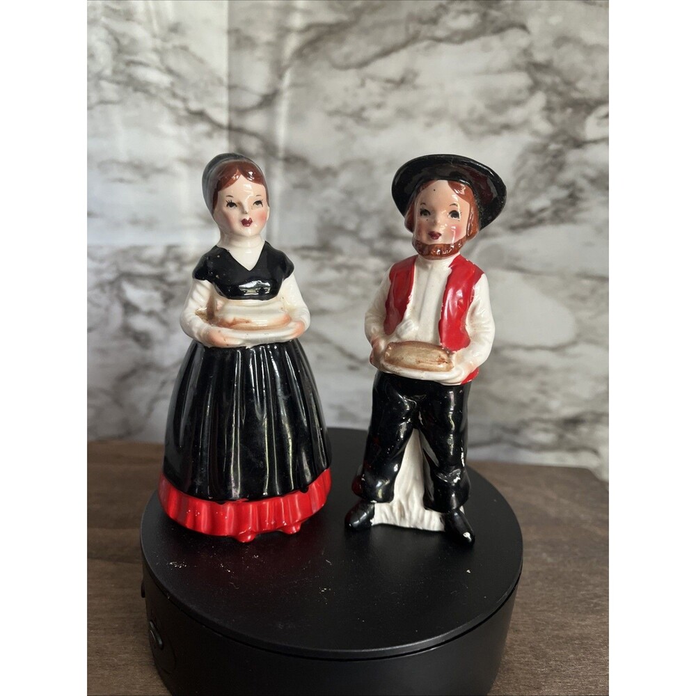 Vintage Amish Couple Man Woman Salt And Pepper Shakers Pennsylvania Dutch Decor